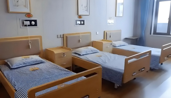 演硬汉成名却情路坎坷，8年不敢谈恋爱，遇小10岁的她成宠妻狂魔