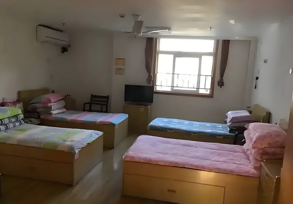 姜文被困在一个什么东西里